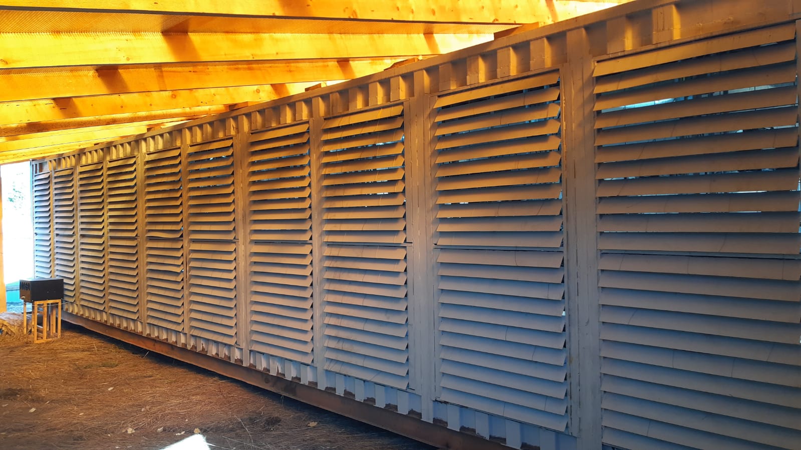 תמונה של מסדרון חם מימין לשמאל ורצפה צבועה למלון קריפטוריאקטור נגד כריית אבק